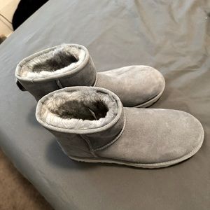 Like new grey classic short uggs hardly worn great there is a stain as shown